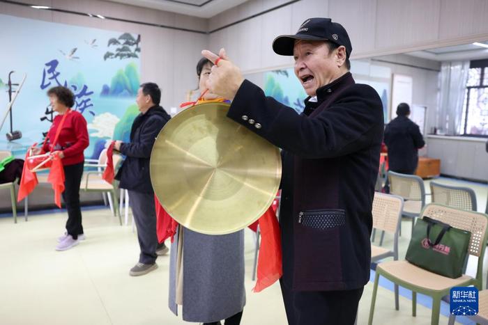 11月22日，在华亭市东华镇东华综合养老服务中心，老人在活动室参加文化社团活动。新华社记者 陈斌 摄