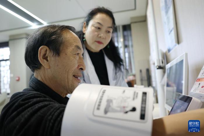 11月22日，在华亭市东华镇东华综合养老服务中心，一位老人在医务室测量血压。新华社记者 陈斌 摄