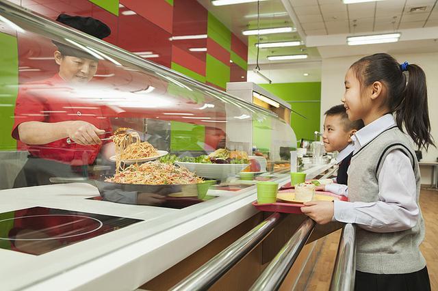 加强中小学校园食品安全和膳食经费管理，江苏校园食堂用心办“食”事