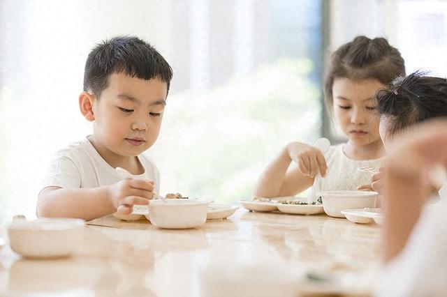 加强中小学校园食品安全和膳食经费管理，江苏校园食堂用心办“食”事