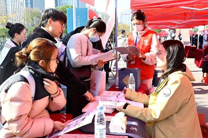 300+！9000+！医药类专场招聘会在蚌埠医科大学举办