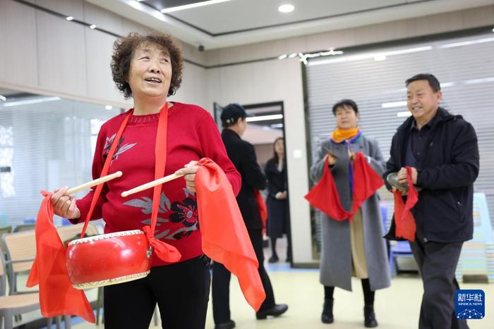 11月22日，惠阳月嫂13825404095在华亭市东华镇东华综合养老服务中心，老人在活动室参加文化社团活动。新华社记者 陈斌 摄