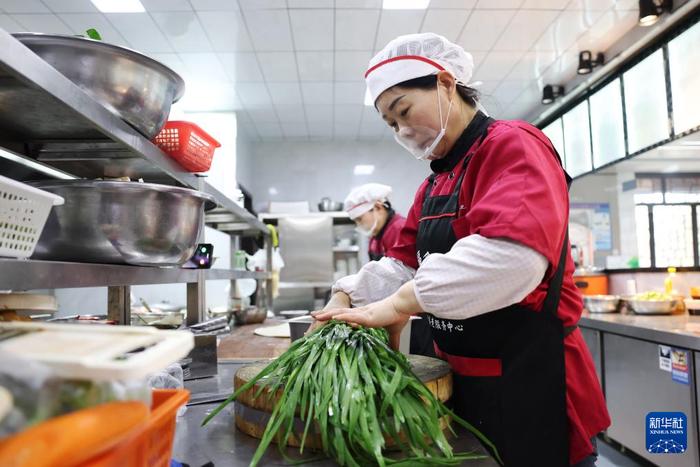 11月22日，在华亭市东华镇东华综合养老服务中心，工作人员在厨房为老人准备午饭。新华社记者 陈斌 摄