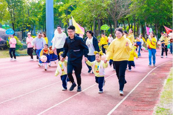 阳光幼儿乐享运动，晋江八幼举行亲子运动会