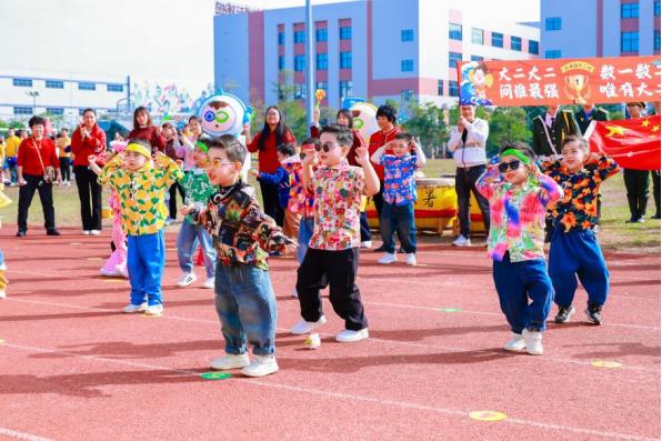 阳光幼儿乐享运动，晋江八幼举行亲子运动会