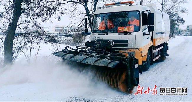 闻雪而动  榆中公路段积极应对降雪天气