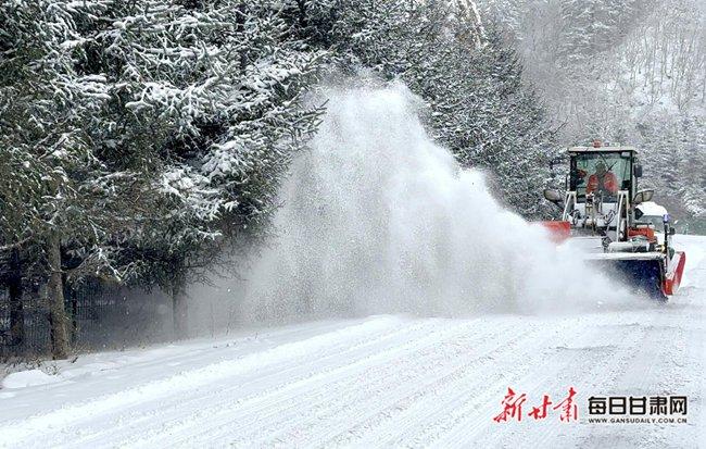 闻雪而动  榆中公路段积极应对降雪天气