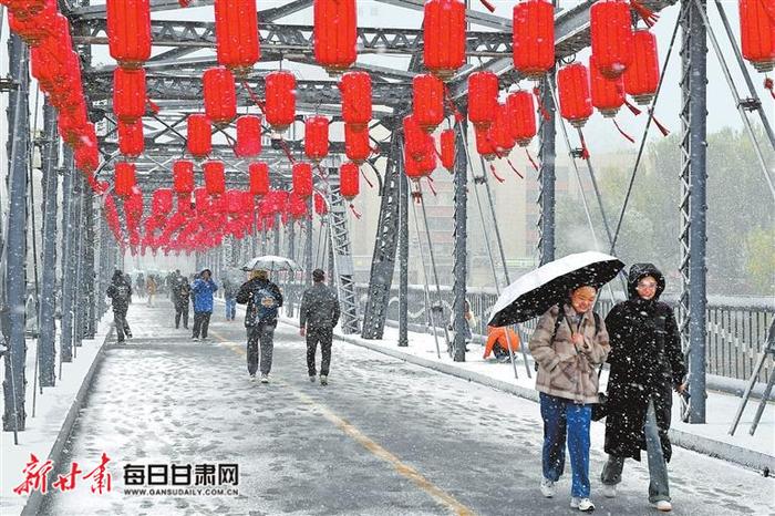 【图片新闻】行人在中山桥上邂逅今冬兰州首场降雪