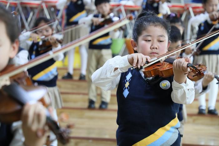 下课铃响起后，郑州大学实验小学的同学们都在干什么？