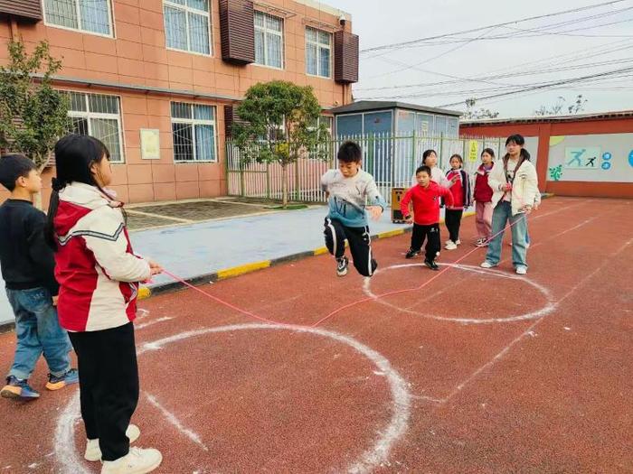 灞桥区东李小学举行“三跳”运动会