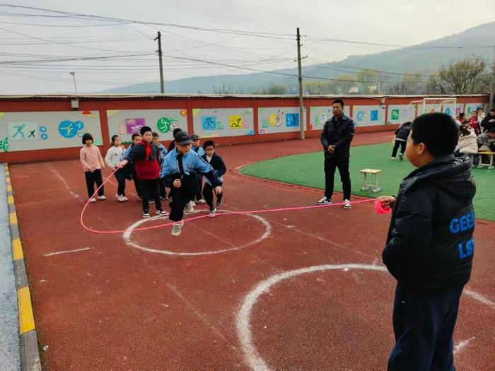 灞桥区东李小学举行“三跳”运动会