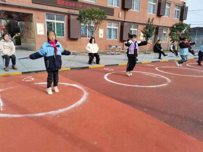 灞桥区东李小学举行“三跳”运动会