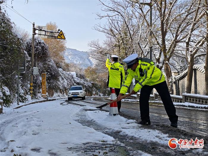 以“雪”为令 兰州城关交警全力筑牢雨雪天交通安全防线