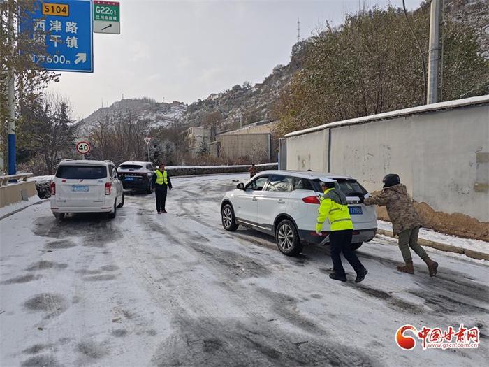 以“雪”为令 兰州城关交警全力筑牢雨雪天交通安全防线