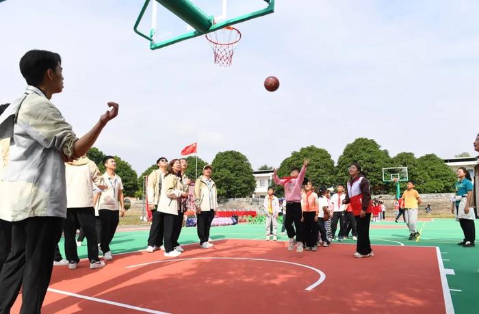 团阳春市委启动“欢乐篮球场”项目 | 偏远乡村学校篮球场焕然一新