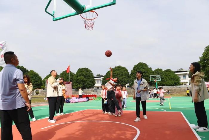 团阳春市委启动“欢乐篮球场”项目 | 偏远乡村学校篮球场焕然一新