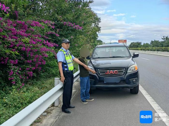 一司机高速上因犯困违停应急车道 被查自称“我就在车上都没下来过”