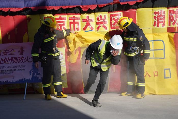 电焊、防水作业易引发火灾，北京大兴消防走进工地开展演练