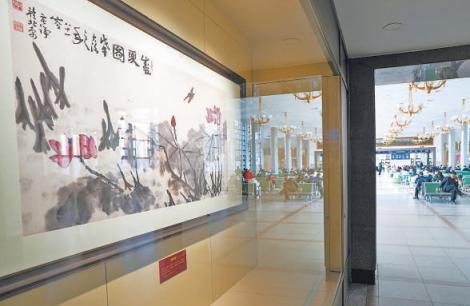 名家名画挂上墙，主题壁画绘发展，京城火车站成艺术新地标