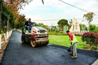 乡村道路铺沥青