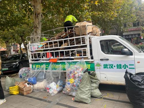 大学生收废品，再生资源事业加入生力军！——东湖高新城管局携手关东街道探索循环经济创新模式