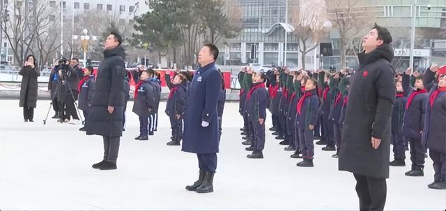 护送烈士遗骸的车队，在这里减速经过……