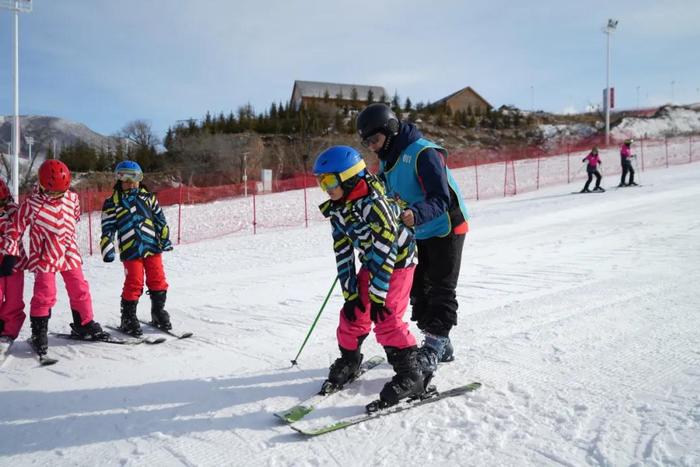 2024年赛罕区中小学生“筑梦冬奥 相约冰雪世界” 研学活动开营仪式顺利举行