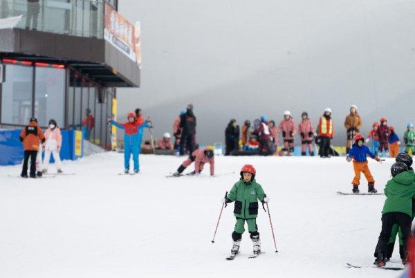 雪场已“就位” 大湾区年轻人“摩拳擦掌”备战冰雪季