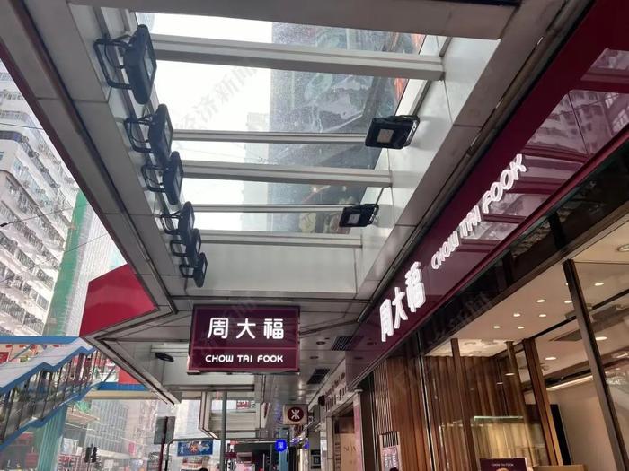 产品价格持续飙升,利润却大跌!知名品牌半年关掉了239家店!扛不住了?