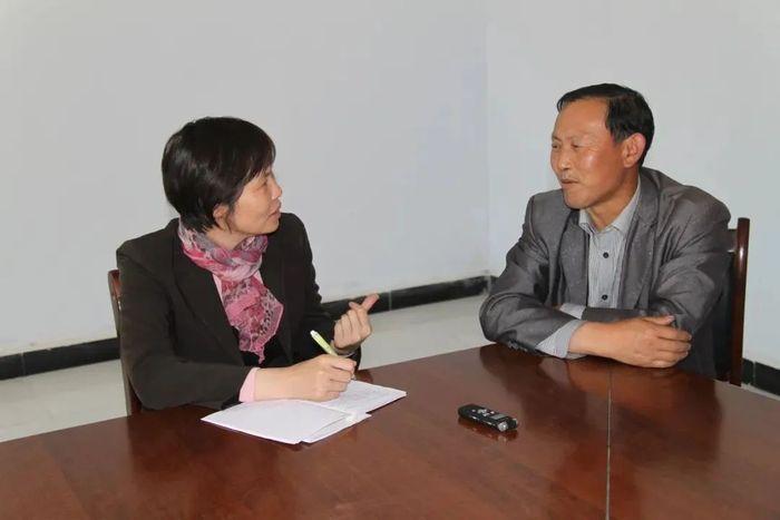 下乡调研时,林丽霞访谈村书记。图 / 讲述者提供