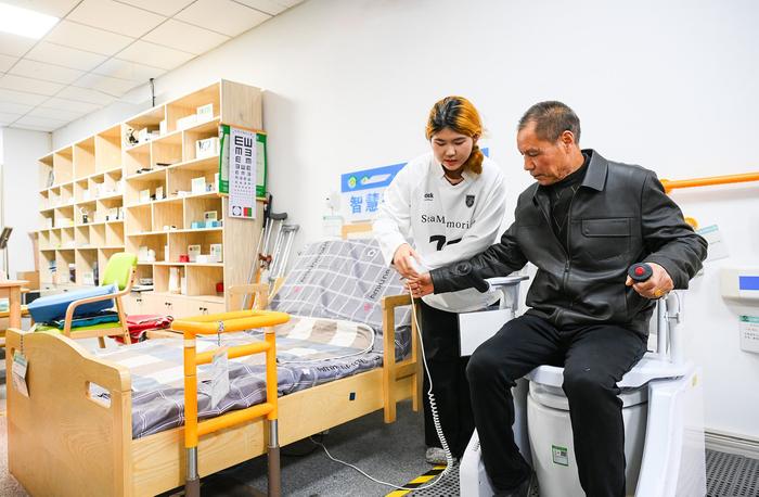 南昌：银发产品走俏市民现场体验