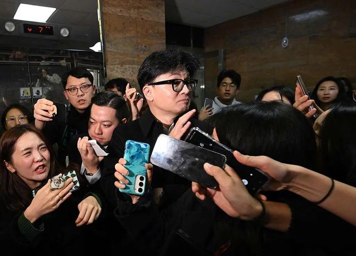 当地时间12月6日上午,韩国首尔,韩东勋在国会外遭遇众多媒体的围堵。