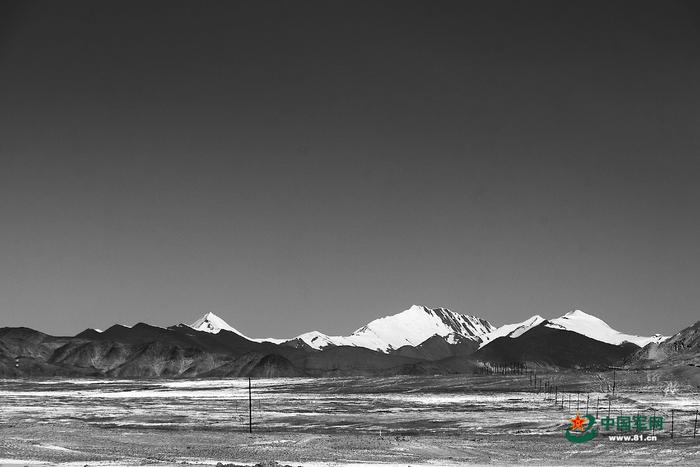 蓝天、雪山、盐碱地,是甜水海机务站常年的风景。