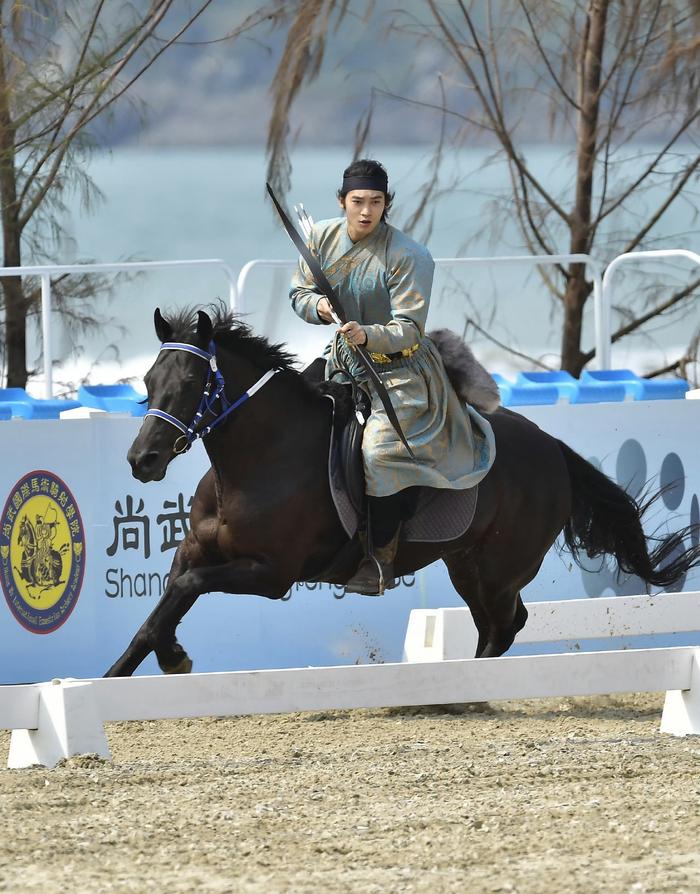 从明星到专业骑射运动员，于适开辟内娱新赛道