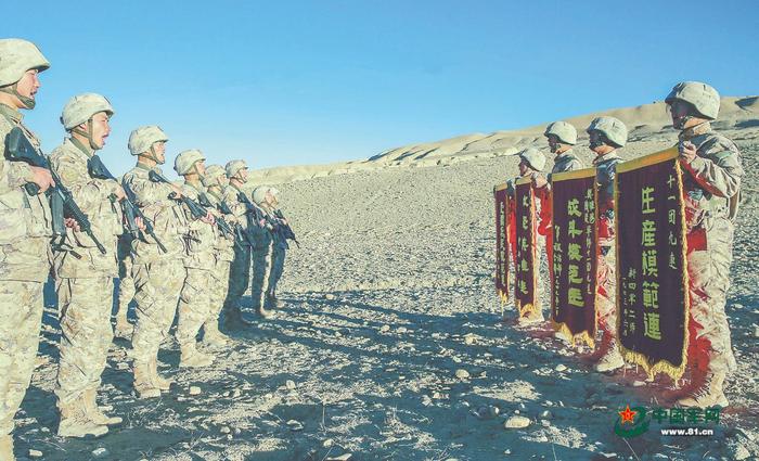 陆军某旅官兵面对荣誉战旗庄严宣誓,激发练兵热情。李明旭摄