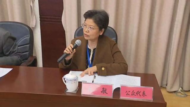 四位公众代表和区长们面对面，讨论如何让民生实事项目办好办实、常态长效