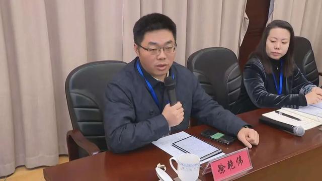 四位公众代表和区长们面对面，讨论如何让民生实事项目办好办实、常态长效