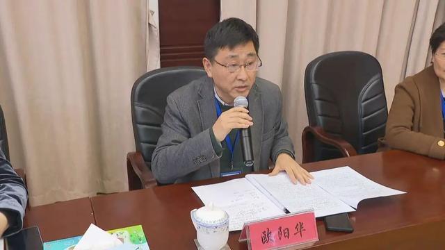 四位公众代表和区长们面对面，讨论如何让民生实事项目办好办实、常态长效