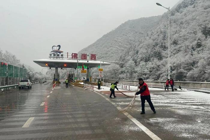 甘肃省交通运输系统全力开展公路除雪保畅