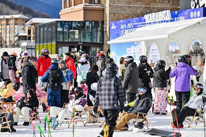 冰雪经济话吉林｜火热赛事+高水平选手的密集“奔赴”，吉林催生出巨大的冰雪“流量池”！