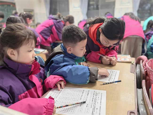 西安未央锦园小学分别开展一、二年级拼音能力过关检测、查字典能力评价过关活动