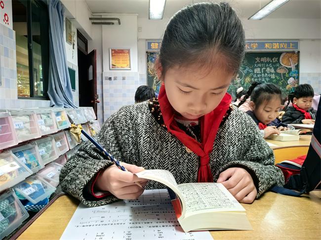 西安未央锦园小学分别开展一、二年级拼音能力过关检测、查字典能力评价过关活动