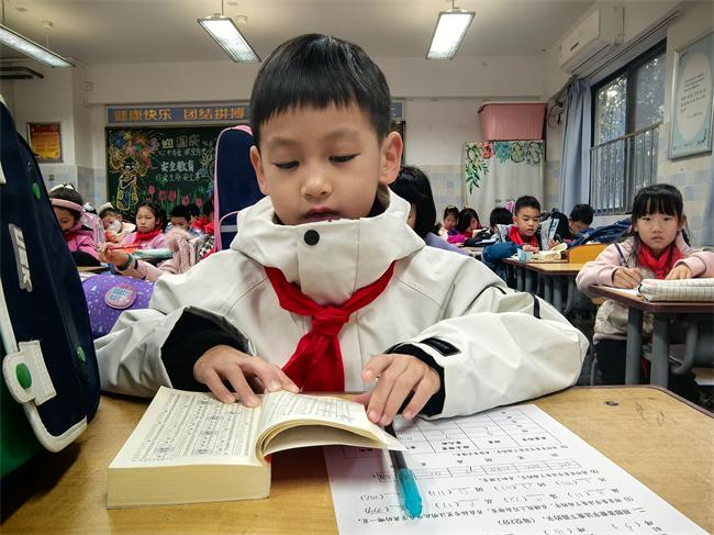 西安未央锦园小学分别开展一、二年级拼音能力过关检测、查字典能力评价过关活动