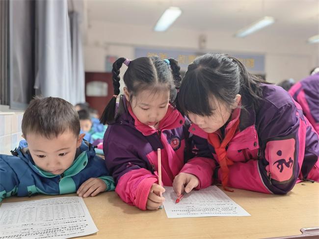 西安未央锦园小学分别开展一、二年级拼音能力过关检测、查字典能力评价过关活动