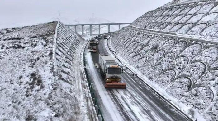 青海开展“公路急先锋·2024”国省干线公路低温雨雪冰冻恶劣天气实战演练