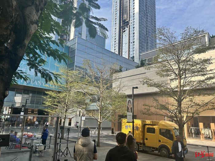 深圳超高层住宅爆炸起火后:小区挨户进行消防排查,业主关心燃气安全问题