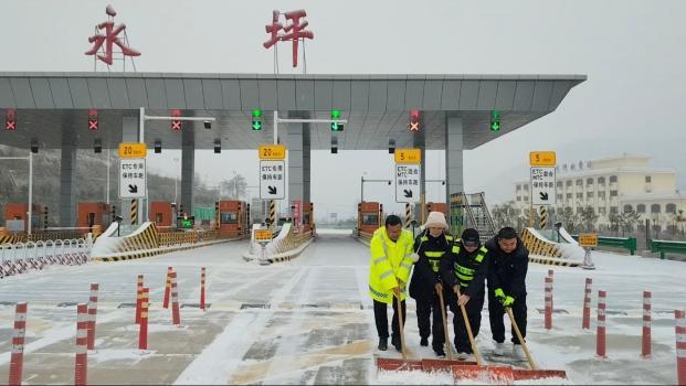 浴“雪”奋战，陕西交通人保路畅人安全！