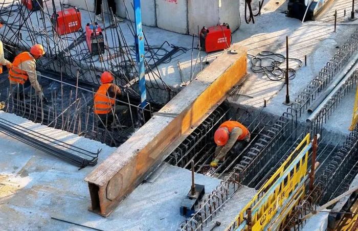 粤东城际铁路首座上跨高速公路特大桥顺利合龙