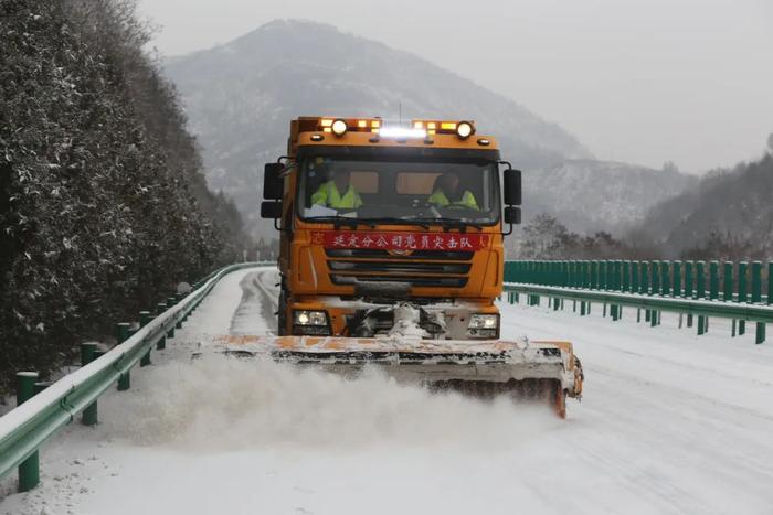 浴“雪”奋战，陕西交通人保路畅人安全！