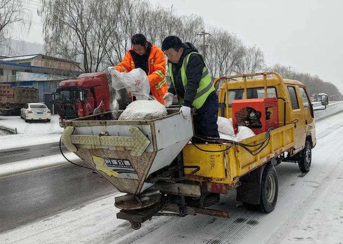 浴“雪”奋战，陕西交通人保路畅人安全！